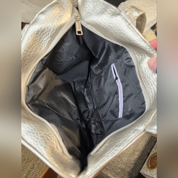 Silver Tote with Pinched Columns = Cute! - Picture 7 of 10